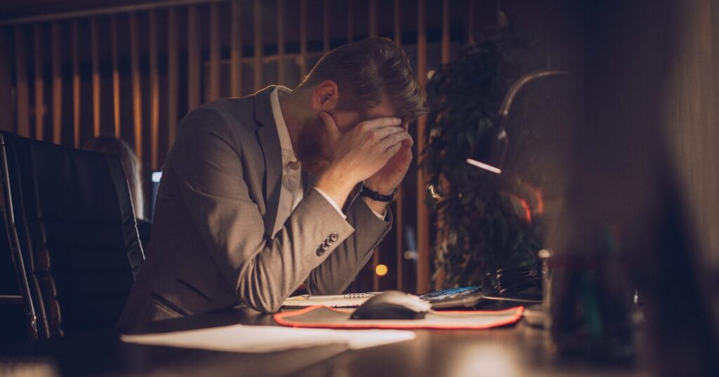 残業で疲れ切った人の画像